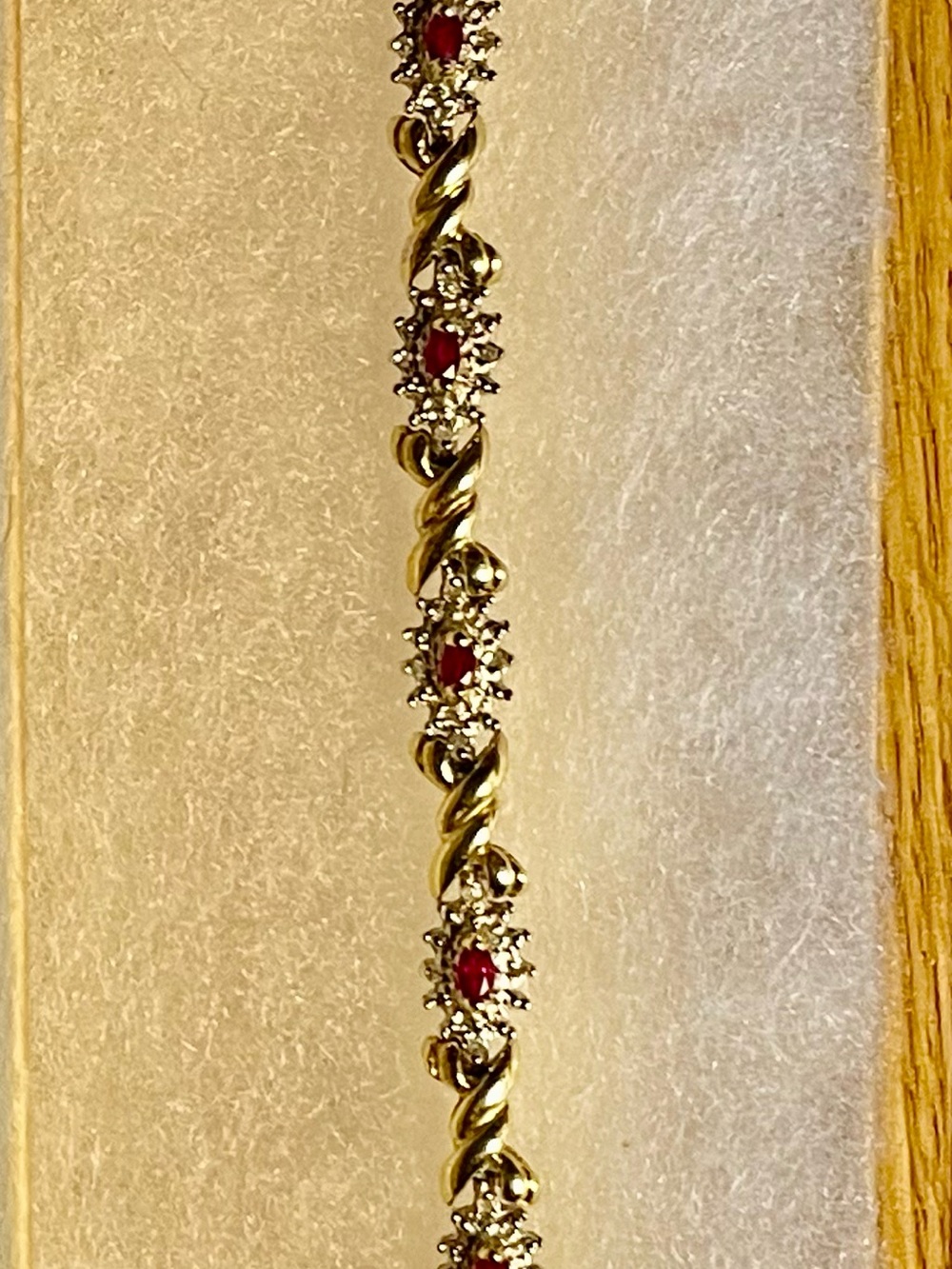 Beautiful 10KT Gold and Ruby and Diamond bracelet 7.5” makers mark WM 8.9grams - Picture 11 of 11